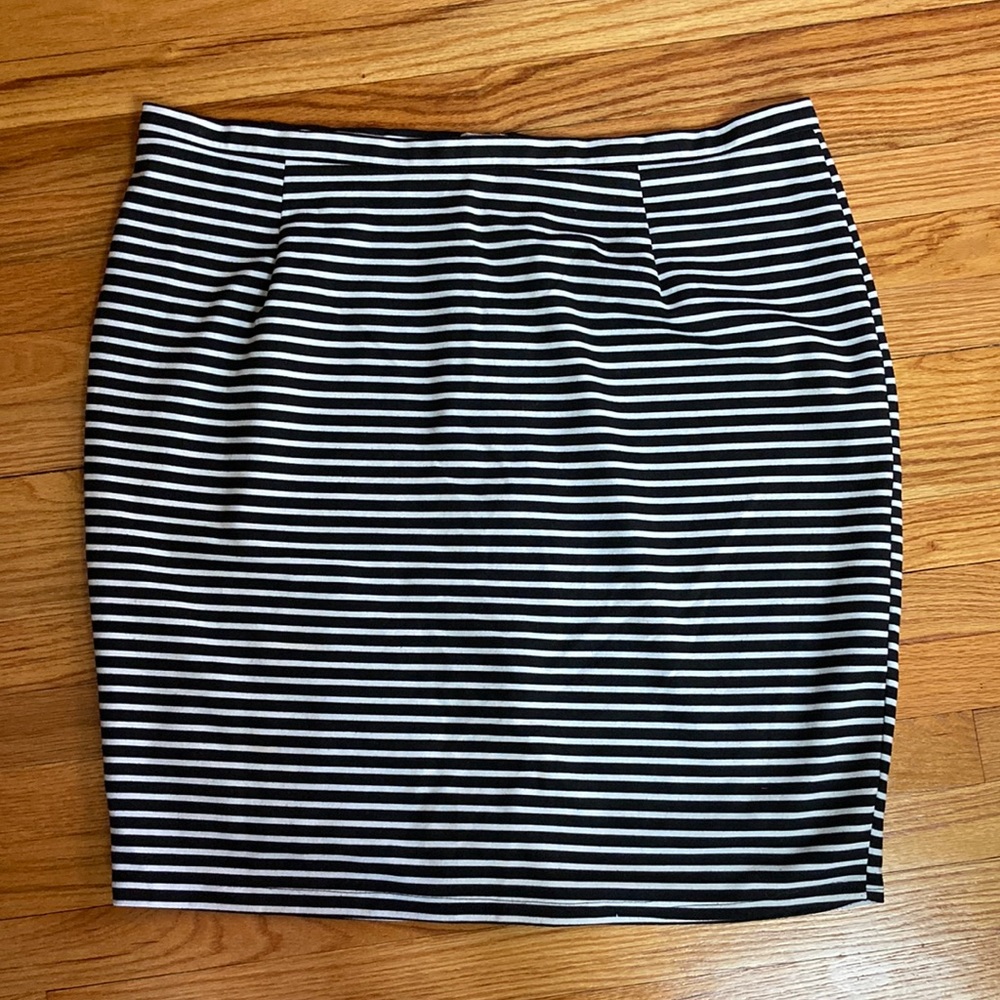 City Chic black & white striped pencil skirt with functional zipper, XXL (24)